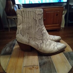Dolce Vita Serna Snakeskin Leather Booties Size 8.5. Block Heel 2.5"